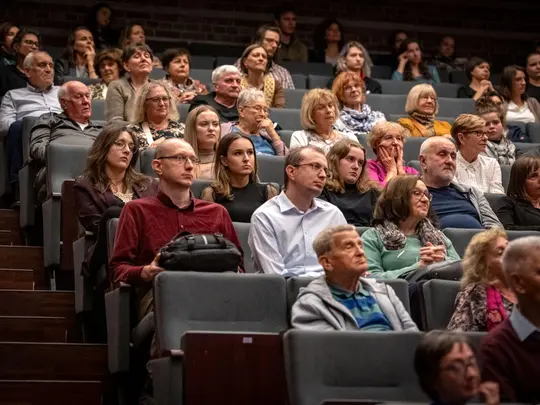 The audience gathered during the open rehearsal