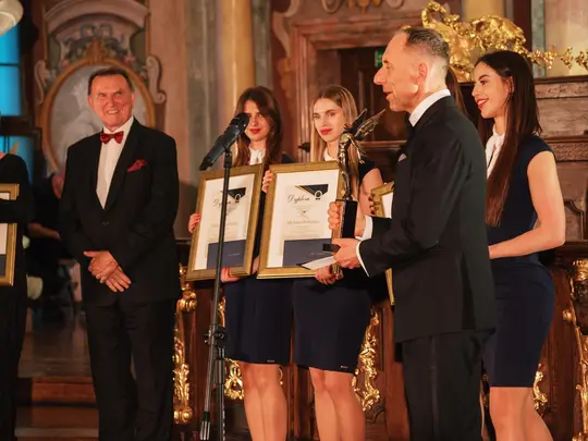 JM Rektor AMKL prof. dr hab. Krystian Kiełb odbiera statuetkę w imieniu Pana Piotra Alexewicza