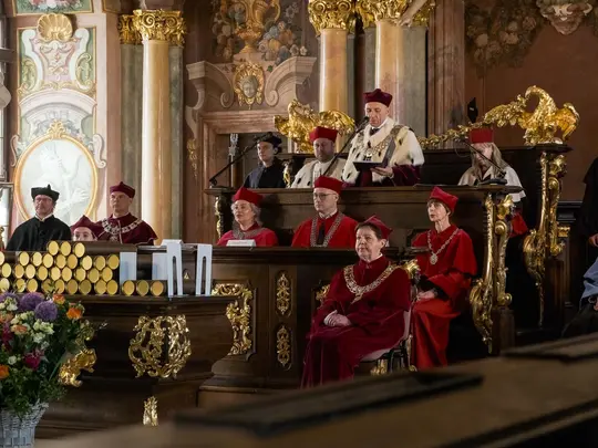 Rektor Akademii Muzycznej im. Karola Lipińskiego we Wrocławiu prof. dr hab. Krystian Kiełb rozpoczyna uroczystość.