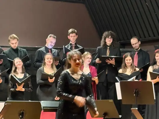 Koncert kolędowo-karnawałowy, wyk. Ch&oacute;r Kamerlany AMKL pod kierownictwem artystycznym prof. dr hab. Jolanty Szybalskiej-Matczak we wsp&oacute;łpracy z mgrem Kacprem Kubiakiem, Orkiestra Smyczkowa Wydziału Edukacji Muzycznej, Ch&oacute;ralistyki i Muzyki Kościelnej pod k