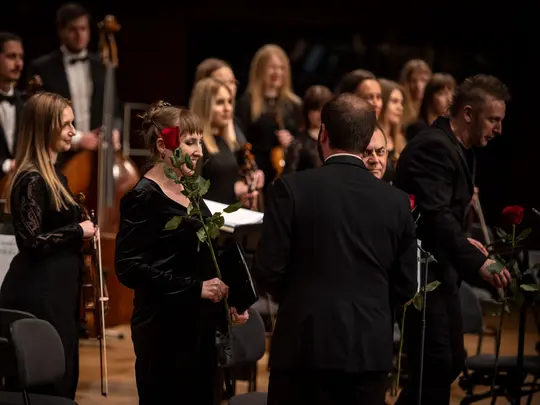 Wręczenie kwiat&oacute;w artystom, Olga Ksenicz - sopran, Piotr Łykowski - alt, dyrygent Wojciech Rodek