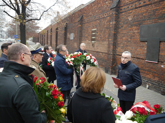 Złożenie kwiat&oacute;w pod tablicą upamiętniającą Profesor&oacute;w Krakowskich więzionych we Wrocławiu w 1939 r., ul. Kleczkowska/Reymonta