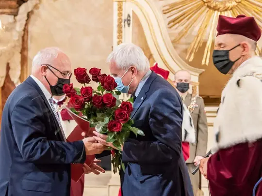 Nagrodę im. prof. J&oacute;zefa Dudka za działalność na rzecz integracji środowiska akademickiego otrzymuje prof. zw. dr hab. n. med. Krzysztof Simon