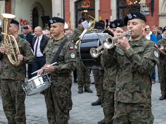 Orkiestra Reprezentacyjna Wojsk Lądowych z Wrocławia uświetniająca uroczystość na wrocławskim Rynku