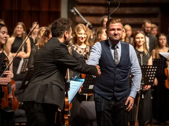 Dawid Aleksy Dorożyński, tw&oacute;rca kompozycji Fantazje Zgiełk Myśli na orkiestrę symfoniczną inaugurującej Nadzwyczajny Koncert Jubileuszowy oraz Radosław Pujanek, koncertmistrz Akademickiej Orkiestry Symfonicznej