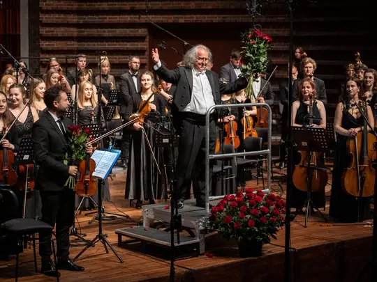 Maestro Marek Pijarowski oraz Akademicka Orkiestra Symfoniczna