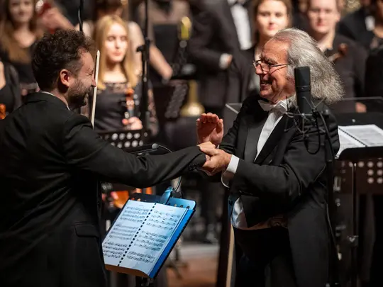 Maestro Marek Pijarowski oraz Radosław Pujanek, koncertmistrz Akademickiej Orkiestry Symfonicznej