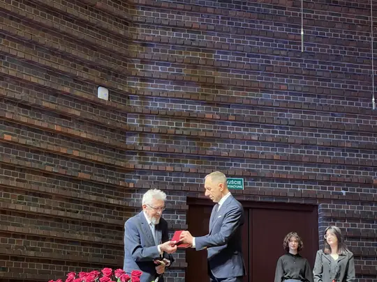 Awarding the Medal of the Karol Lipiński Academy of Music in Wrocław to Prof. Leszek Wisłocki by His Magnificence Rector Prof. Dr. Hab. Krystian Kiełb