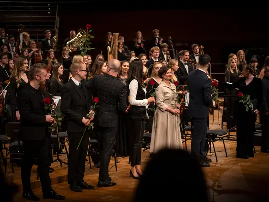 Wręczenie kwiat&oacute;w artystom, Akademicka Orkiestra Symfoniczna, Połączone Ch&oacute;ry Akademickie AMKL, dyrygent Wojciech Rodek, Piotr Łykowski - alt,  kompozytor Ignacy Wojciechowski,  Dominik Kozłowski - tenor, Bogdan Makal - bas,  Kacper Kubiak, Artur Wr&oacute;bel, J