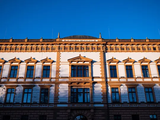 fasada Akademii Muzycznej im. Karola Lipińskiego we Wrocławiu na tle bękitnego nieba