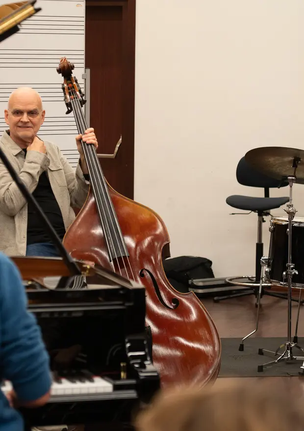 Leszek Możdżer, Lars Danielsson oraz uczestnik warsztat&oacute;w Jazz Masterclass Możdzer Danielsson Fresco