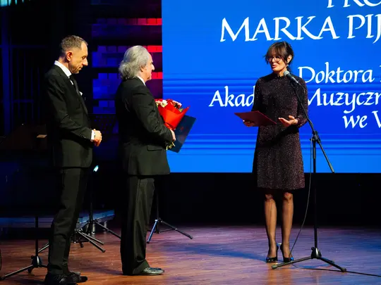 Pani Dyrektor Agnieszka Hejduk-Domańska odczytuje adres gratulacyjny w imieniu prof. Piotra Glińskiego, Ministra Kultury, Dziedzictwa Narodowego i Sportu