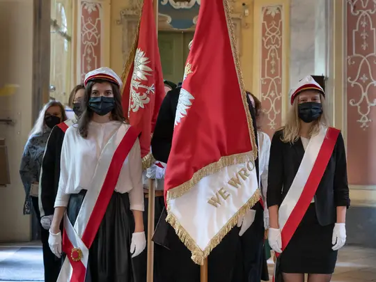 Orszak akademicki w holu Gmachu Gł&oacute;wnego Uniwersytetu Wrocławskiego