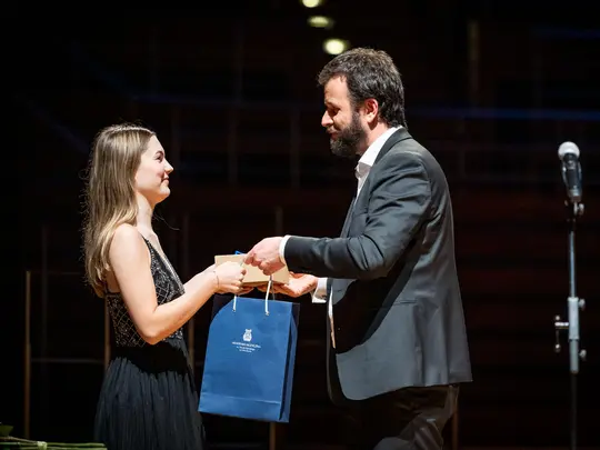 Wręczenie III nagrody Milenie Pioruńskiej przez dr. hab. Pawła Jabłczyńskiego, prof. AMKL, Kierownika artystycznego I Międzynarodowego Konkursu Skrzypcowego im. Karola Lipińskiego