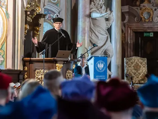 Prelegent prof. dr hab. Andrzej Rokita  z Akademii Wychowania Fizycznego im. Polskich Olimpijczyk&oacute;w we Wrocławiu wygłasza wykład inauguracyjny pt. Znaczenie aktywności ruchowej w rozwoju człowieka i jej rola w edukacji