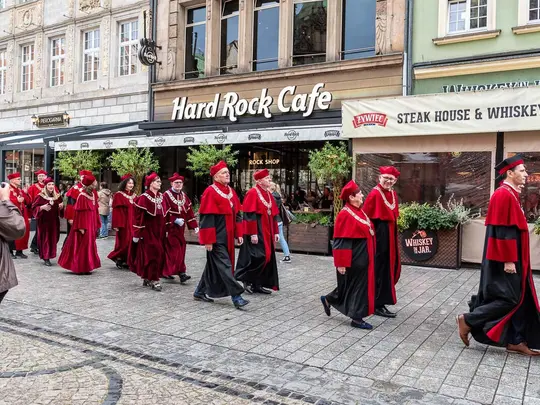 Uroczysty orszak Środowiskowej Inauguracji Roku Akademickiego 2024/2025 Uczelni Wrocławia i Opola