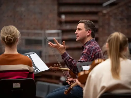 Koordynator projektu Orkiestra WBB i prowadzący zesp&oacute;ł dr Paweł Miczka wraz z członkami orkiestry