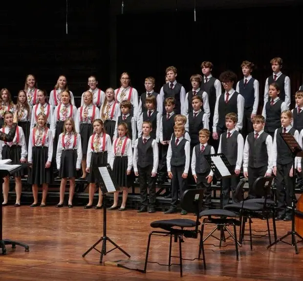 Koncert zespoł&oacute;w dziecięcych pod kierunkiem Kierownik Katedry Edukacji Muzycznej dr hab. Małgorzaty Podzielny, prof. AMKL, występują: Ch&oacute;r Dziewczęcy NFM oraz Ch&oacute;r Chłopięcy NFM