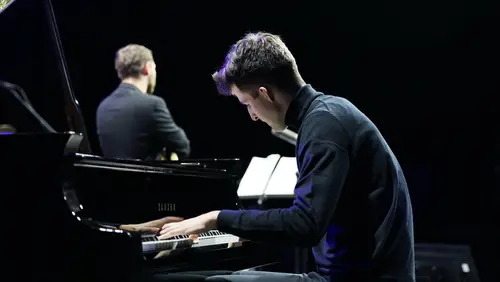 Grzegorz Ziółek przy fortepianie