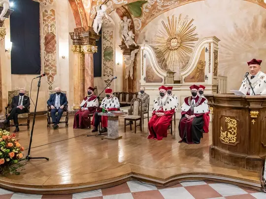 Przewodniczy KRUWiO prof. dr hab. Krystian Kiełb wygłasza przem&oacute;wienie i rozpoczyna Otwarte Posiedzenie Kolegium Rektor&oacute;w Uczelni Wrocławia i Opola