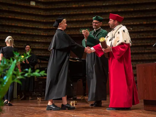 Rektor Akademii Sztuk Pięknych prof. dr hab. Wojciech Pukocz zaprasza na estradę doktor&oacute;w i wręcza dyplomy