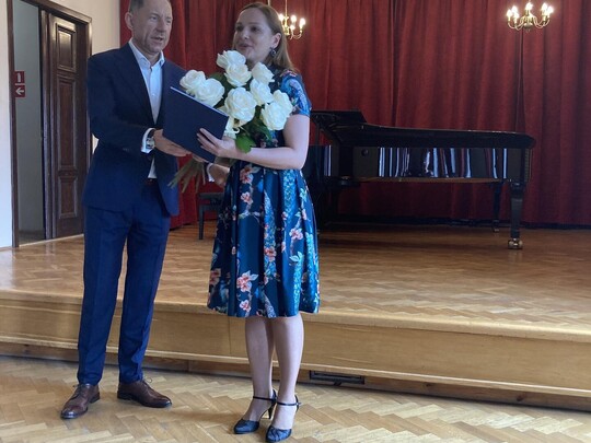 Podziękowanie za wieloletnią pracę w Akademii Muzycznej im. Karola Lipińskiego we Wrocławiu dla Pani kierownik Joanny Polak