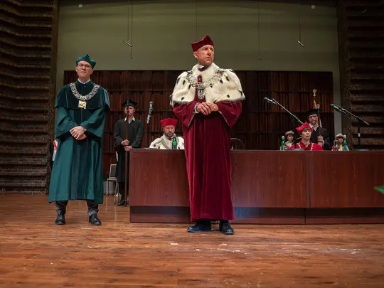 Rektor Akademii Muzycznej prof. dr hab. Krystian Kiełb zaprasza na estradę doktor&oacute;w habilitowanych i wręcza dyplomy