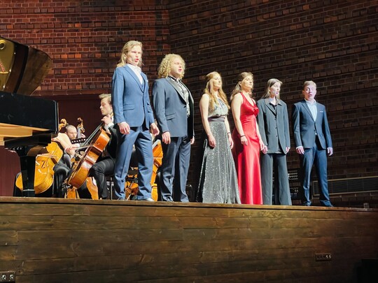 Wykonawcy Sekstetu nr 13 z aktu I Alla bella Despinetta z opery "Cosi fan tutte"  Sylwia Wnuk - sopran, Karolina Pacek - mezzosopran, Damian Szczepański - baryton, Agnieszka Raczkowiak - sopran, Mateusz Słonina - bas