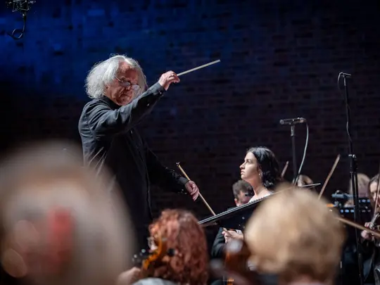 Maestro Marek Pijarowski, Sara Dragan oraz Akademicka Orkiestra Symfoniczna