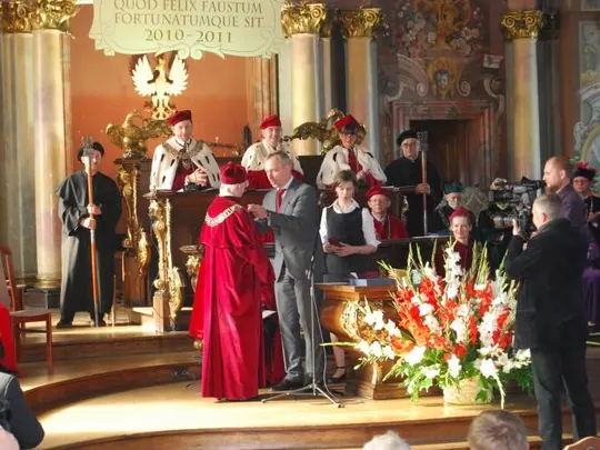Prorektor ds. Studenckich i Dydaktyki - prof. AM Halina Bobrowicz, odbiera z rąk Ministra Kultury i Dziedzictwa Narodowego - Pana Bogdana Zdrojewskiego, odznaczenie: Złoty Medal za Długoletnią Służbę