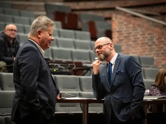 Dr hab. Zbigniew Łuc, Wiceprzewodniczący Uczelnianej Komisji Wyborczej oraz dr hab. Artur Wr&oacute;bel, prof. AMKL, Przewodniczący Uczelnianej Komisji Wyborczej