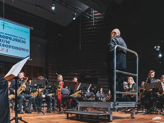 Maestro Lev Arstein podczas Koncertu Galowego Uczestnik&oacute;w Orkiestry Saksofonowej