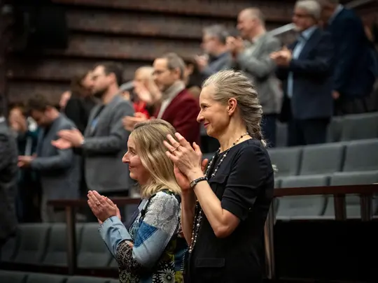 Członkowie wsp&oacute;lnoty AMKL podczas ogłoszenia wynik&oacute;w wybor&oacute;w Rektora Akademii Muzycznej im. Karola Lipińskiego we Wrocławiu na kadencję 2024-2028