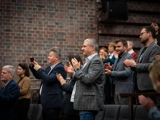 Członkowie wsp&oacute;lnoty AMKL podczas ogłoszenia wynik&oacute;w wybor&oacute;w Rektora Akademii Muzycznej im. Karola Lipińskiego we Wrocławiu na kadencję 2024-2028