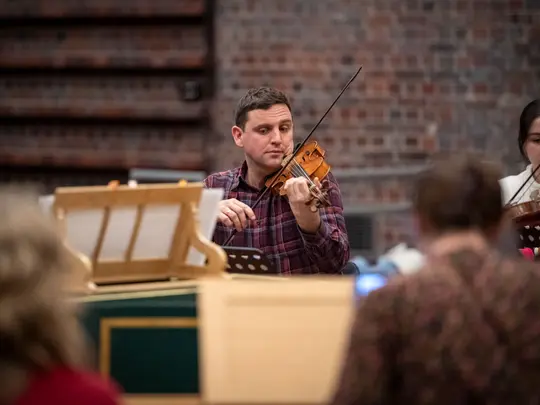 Koordynator projektu Orkiestra WBB i prowadzący zesp&oacute;ł dr Paweł Miczka wraz z członkami orkiestry