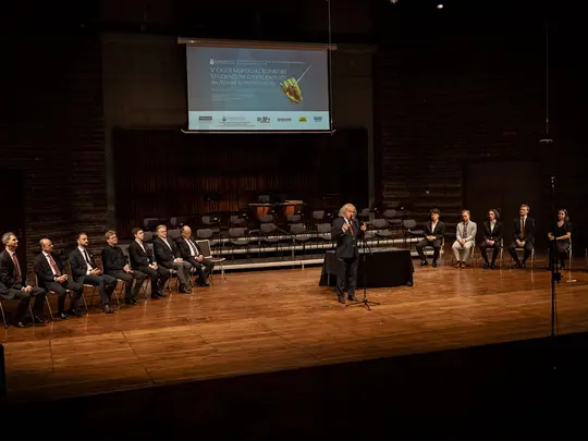 Prof. dr hab. Marek Pijarowski, dr h.c. AMKL, jury oraz finaliści konkursu