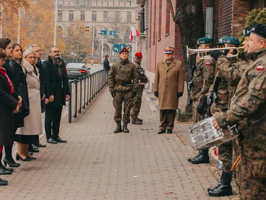 Złożenie kwiat&oacute;w pod tablicą upamiętniającą Profesor&oacute;w Krakowskich więzionych we Wrocławiu w 1939 r., ul. Sądowa