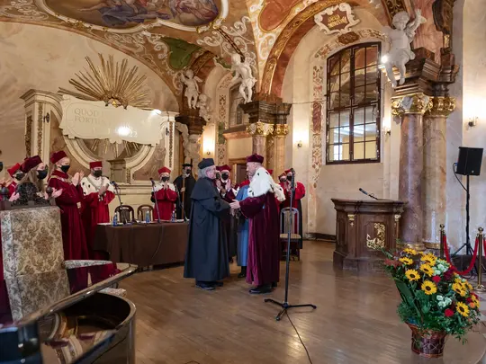 Rektor Akademii Muzycznej, prof. dr hab. Krystian Kiełb, składa gratulacje Doktorowi Honoris Causa - prof. dr. hab. Markowi Pijarowskiemu