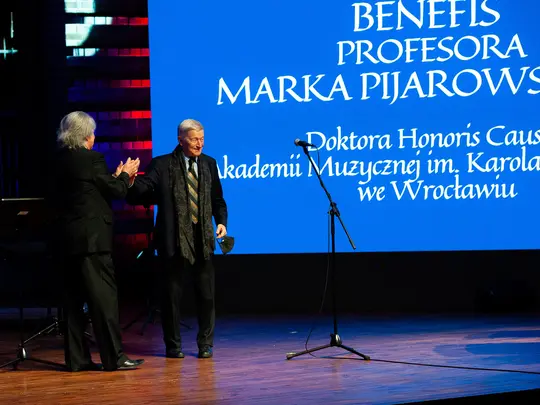 Prof. Tadeusz Strugała, promotor postępowania o nadanie tytułu Doktora Honoris Causa, oraz prof. dr hab. Marek Pijarowski  