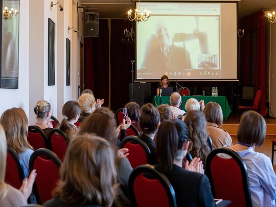 Wystąpienie zdalne dr. Macieja Kieryła - jednego z pierwszych muzykoterapeut&oacute;w wrocławskiej sceny muzykoterapeutycznej oraz dr Katarzyny Turek - adiunkta z Zakładu Muzykoterapii AMKL