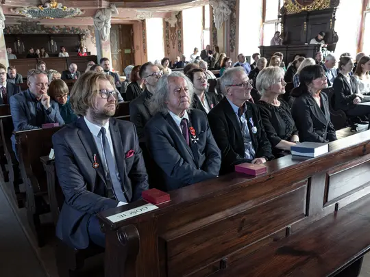 Grono uhonorowanych odznaczeniami, medalami oraz nagrodami. Na pierwszym planie prof. dr hab. Marek Pijarowski, postanowieniem Prezydenta Rzeczypospolitej Polskiej odznaczony Krzyżem Oficerskim Orderu Odrodzenia Polski 