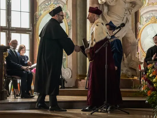 The Rector of the Karol Lipiński Academy of Music in Wrocław, Prof. Dr. Hab. Krystian Kiełb, presents the diploma of Doctor of Arts in the field of art, artistic discipline of musical arts, to Dr. Hab. Jarosław Podsiadlik.