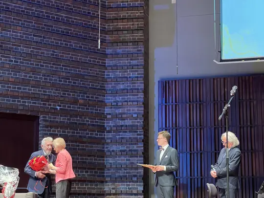 Prof. Dr. hab. Anna Granat-Janki presents flowers to Prof. Leszek Wisłocki