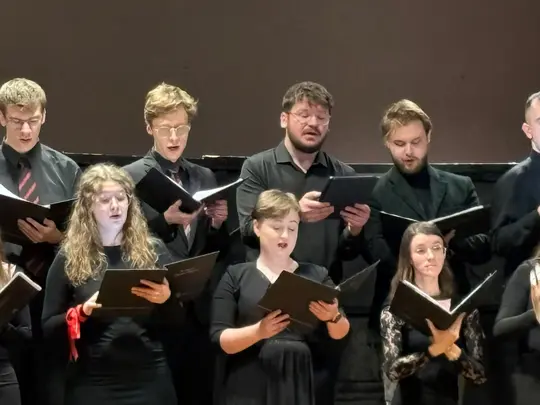 Koncert kolędowo-karnawałowy, wyk. Ch&oacute;r Kamerlany AMKL pod kierownictwem artystycznym prof. dr hab. Jolanty Szybalskiej-Matczak we wsp&oacute;łpracy z mgrem Kacprem Kubiakiem, Orkiestra Smyczkowa Wydziału Edukacji Muzycznej, Ch&oacute;ralistyki i Muzyki Kościelnej pod k