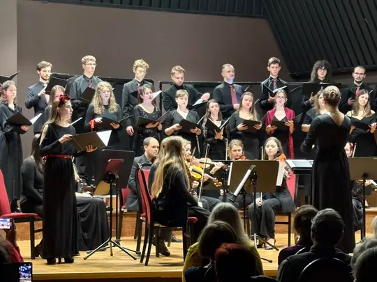 Koncert kolędowo-karnawałowy, wyk. Ch&oacute;r Kamerlany AMKL pod kierownictwem artystycznym prof. dr hab. Jolanty Szybalskiej-Matczak we wsp&oacute;łpracy z mgrem Kacprem Kubiakiem, Orkiestra Smyczkowa Wydziału Edukacji Muzycznej, Ch&oacute;ralistyki i Muzyki Kościelnej pod k