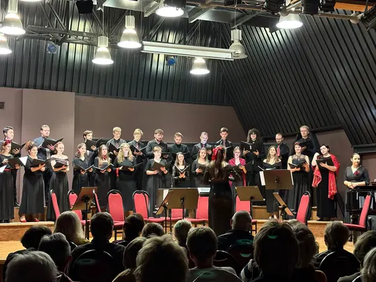 Koncert kolędowo-karnawałowy, wyk. Ch&oacute;r Kamerlany AMKL pod kierownictwem artystycznym prof. dr hab. Jolanty Szybalskiej-Matczak we wsp&oacute;łpracy z mgrem Kacprem Kubiakiem, Orkiestra Smyczkowa Wydziału Edukacji Muzycznej, Ch&oacute;ralistyki i Muzyki Kościelnej pod k