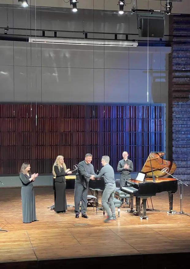 Diana Buffa i Ivan Buffa składają gratulacje Pawłowi Heinrichowi kompozytorowi utworu Color // Shape // Magnitude