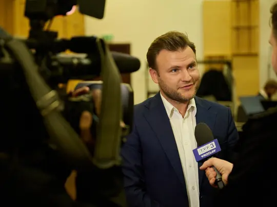 dr Bartosz Pernal udziela wywiadu telewizji TVP 3 Wrocław