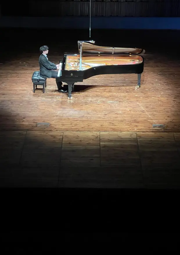 Występ Bartosza Kurdybachy podczas Niemiecko-polskiego koncertu fortepianowego