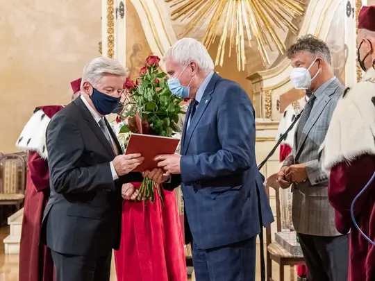 Nagrodę za szczeg&oacute;lne działania w środowisku akademickim otrzymuje Pan Janusz Rybak, Prezydent Dolnośląskiego Klubu Kapitału